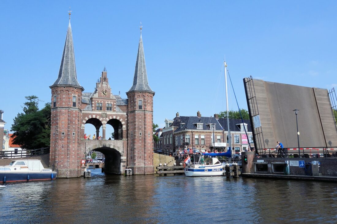 Yede van Dijk en Nel Veldman worden maandagavond 10 april 2017 in het stadhuis van Sneek toegevoegd aan het bijzondere gezelschap van Waterpoorters.